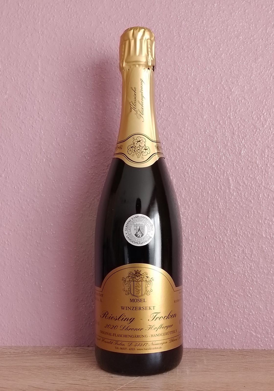 <br>Artikel-Nr.: 923<br>0,75 Fl. 2020 Winzersekt Riesling<br>Deutscher Sekt trocken Dhroner Hofberger<br>Flaschengärung handgerüttelt<br>silberne Kammerpreismünze<br>